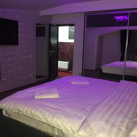 Bed and Breakfast Ely'S Mansion-24H Check-In Bucarest Exterior foto